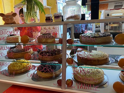 Cheesecakes on the shelf of a bakery in Quedlinburg