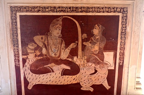 In scratch paintings, the artist first paints the wall and then draws the subjects by scratching this paint off