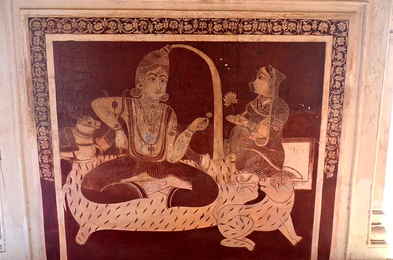 In scratch paintings, the artist first paints the wall and then draws the subjects by scratching this paint off