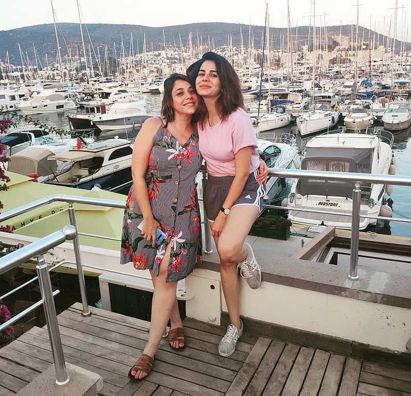 Kirti Kulhari with actor Maanvi Gagroo