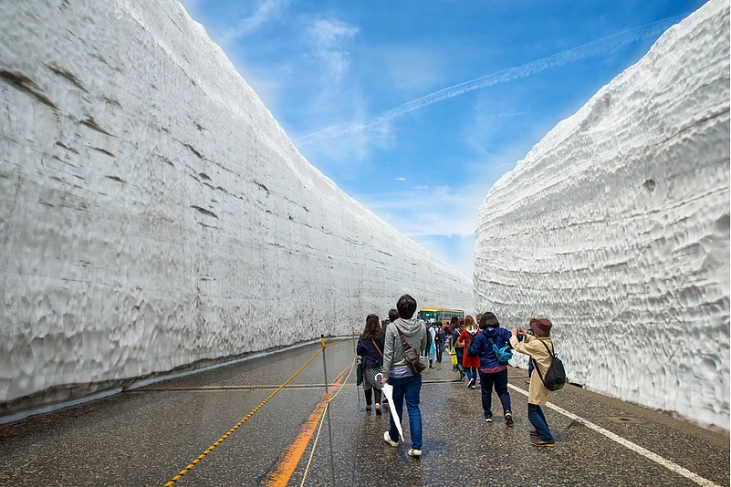 Tateyama Snow Wall (Yuki-no-Otani) can reach heights of over 20 meters in spring