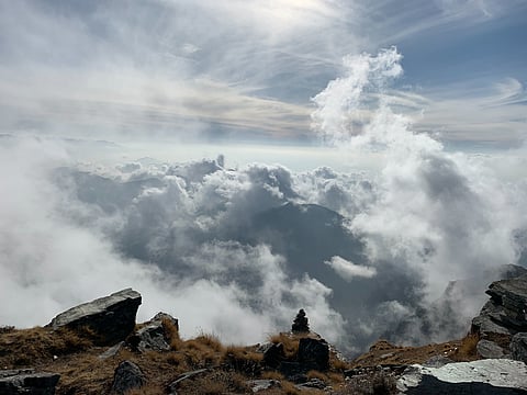 Sit among clouds when trekking in Chopta Valley