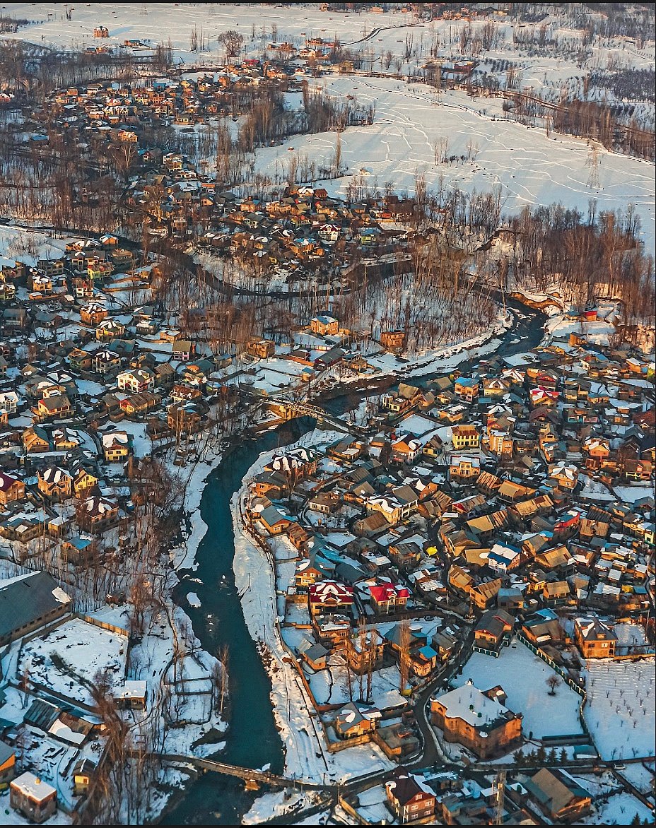 The glittering snow in the golden hour, as photographed during Chilai Kalan