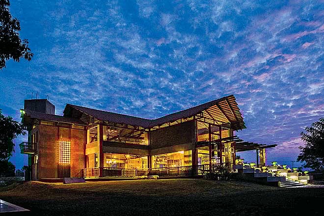 Art Ichol is a commune where resident artists, craft enthusiasts and talented artisans can collaborate and envisage concepts under open skies and relish the subtle symphonies of nature.