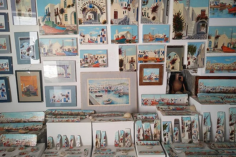 Little art galleries in Naoussa