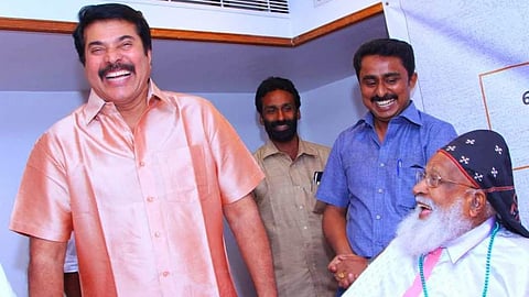 ഫിലിപ്പോസ് മാർ ക്രിസോസ്റ്റം തിരുമേനിയുടെ നൂറാം ജന്മദിനാഘോഷച്ചടങ്ങിൽ അദ്ദേഹത്തിനൊപ്പം മമ്മൂട്ടി. സമീപം റോബർട്ട് കുര്യാക്കോസ്