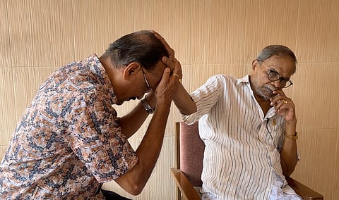 രാജൻപൊതുവാളിനെക്കുറിച്ചുള്ള ഡോക്യുമെന്ററിയുടെ ചിത്രീകരണത്തിനിടെ അദ്ദേഹത്തെ അനു​ഗ്രഹിക്കുന്ന എം.ടി.വാസുദേവൻനായർ