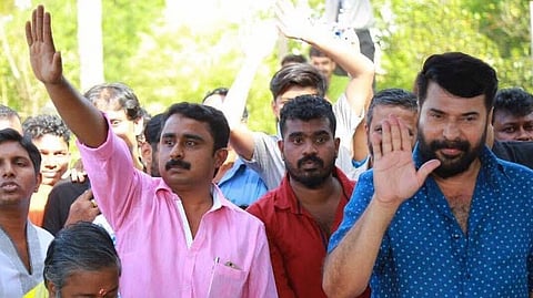 ​'ഗ്രേറ്റ് ഫാദറി'ന്റെ ലൊക്കേഷനിൽ മമ്മൂട്ടിയുടെ ജന്മദിനാഘോഷത്തിനിടെ അദ്ദേഹത്തിനൊപ്പം റോബർട്ട് കുര്യാക്കോസ് 