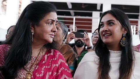 ഉർവശിയും മകൾ തേജാലക്ഷ്മി(കുഞ്ഞാറ്റ)യും 'പാബ്ലോ പാർട്ടി'യുടെ പൂജാ ചടങ്ങിൽ