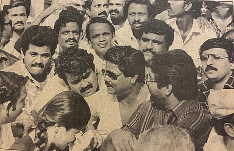 37വർഷം മുമ്പ് മലയാളസിനിമാപ്രവർത്തകർ തിരുവനന്തപുരത്ത് സെക്രട്ടറിയേറ്റിനുമുന്നിൽ നടത്തിയ സമരത്തിൽ മമ്മൂട്ടി,മോഹൻലാൽ,മുകേഷ്,നെടുമുടി വേണു,കൊച്ചിൻ ഹനീഫ,നിർമാതാവ് വി.ബി.കെ.മേനോൻതുടങ്ങിയവർ