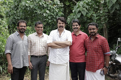 മമ്മൂട്ടിയുടെ മാനേജർ എസ്.ജോർജ്,ആലുവ രാജ​ഗിരി ഹെൽത്ത് കെയർ പ്രമോഷൻസ് വൈസ് പ്രസിഡന്റ് ജോസ് പോൾ,കൊച്ചി സൗത്ത് എ.സി.പി പി.രാജ്കുമാർ,റോബർട്ട് കുര്യാക്കോസ് എന്നിവർ മമ്മൂട്ടിക്കൊപ്പം