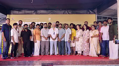 സന്തോഷ് ട്രോഫി സംവിധായകൻ വിപിൻദാസ് അഭിനേതാക്കൾക്കും അണിയറപ്രവർത്തകർക്കുമൊപ്പം 