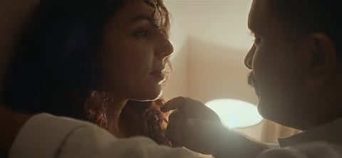 അജു വർ​ഗീസും താരാ അമലാ ജോസഫും ആമോസ് അലക്സാണ്ടറിലെ ​ഗാനരം​ഗത്തിൽ