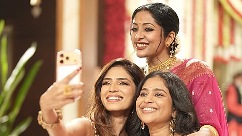 കല്യാൺ ജൂവലേഴ്സ് നവരാത്രി ആഘോഷത്തിനെത്തിയ മാളവിക മോഹൻ,നവ്യനായർ,സ്രി​​ന്ദ എന്നിവർ സെൽഫിയെടുക്കുന്നു