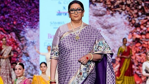 മുംബൈ ഫാഷൻ ഷോ വേദിയിൽ റാമ്പ് വാക്ക് നടത്തുന്ന മുൻകേന്ദ്രമന്ത്രിയും അഭിനേത്രിയുമായ സ്മൃതി ഇറാനി