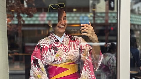 ജപ്പാൻ യാത്രക്കിടെ കിമോണോയിട്ട് സ്വന്തം ചിത്രം പകർത്തുന്ന മഞ്ജു വാരിയർ