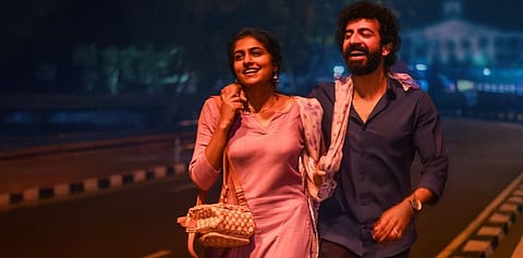‘ഇത്തിരി നേരം' എന്ന സിനിമയിൽ റോഷൻ മാത്യുവും സെറിൻ ഷിഹാബും