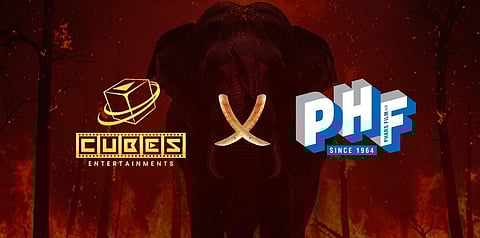 'കാട്ടാളൻ' ഓവർസീസ് റിലീസിനായി ക്യൂബ്സ് എന്റർടെയ്ൻമെന്റ്സും ഫാർസ് ഫിലിംസും കൈകോർക്കുന്നതിന്റെ ഭാ​ഗമായി പുറത്തിറക്കിയ പോസ്റ്ററിൽനിന്ന്