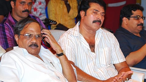 'നിത്യവിസ്മയം എന്ന പുസ്തകത്തിന്റെ പ്രകാശനച്ചടങ്ങിൽ മമ്മൂട്ടിയും എം.ടി.വാസുദേവൻനായരും