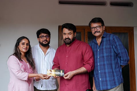 സുരഭി ലക്ഷ്മി പ്രധാന വേഷത്തിലെത്തുന്ന ബോംബെ ടെയ്ലേഴ്സിന്റെ പുനരവതരണത്തിന്റെ ടിക്കറ്റ് മോഹൻലാൽ ഏറ്റുവാങ്ങുന്നു