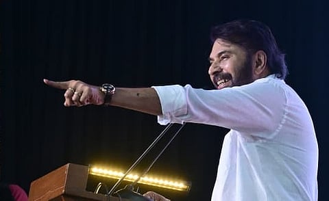 മലയാള മനോരമയുടെ ഹോർത്തൂസ് സാഹിത്യോത്സം ഉദ്ഘാടനം ചെയ്ത് പ്രസം​ഗിക്കുന്നതിനിടെ മമ്മൂട്ടി തനിക്ക് മമ്മൂട്ടിയെന്നുപേരിട്ട ശശിധരൻ എന്ന സഹപാഠിയെ സദസ്സിന് ചൂണ്ടിക്കാണിച്ചുകൊടുക്കുന്നു