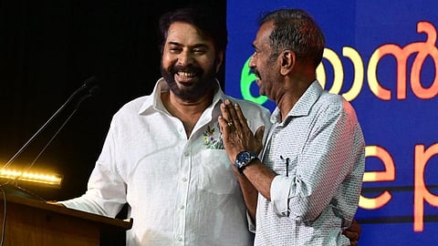 മമ്മൂട്ടി, തനിക്ക് ആ പേരിട്ട വൈപ്പിൻ എടവനക്കാട് സ്വദേശി ശശിധരനെ മലയാള മനോരമ ഹോർത്തൂസ് വേദിയിൽ സദസ്സിന് പരിചയപ്പെടുത്തിയപ്പോൾ