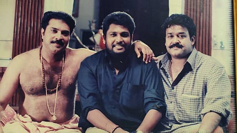 നരസിംഹത്തിന്റെ ലൊക്കേഷനിൽ മമ്മൂട്ടിക്കും മോഹൻലാലിനുമൊപ്പം ഷാജി കൈലാസ്