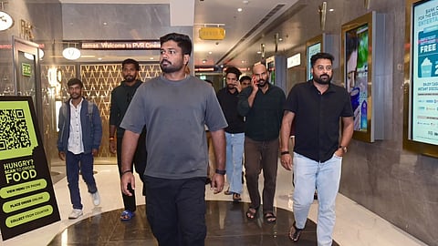 കേരള ക്രിക്കറ്റ് ടീം ക്യാപ്റ്റൻ സഞ്ജു സാംസണും ടീമം​ഗങ്ങളും ലഖ്നൗ പി.വി.ആർ തിയേറ്ററിൽ കളങ്കാവൽ കാണാനെത്തിയപ്പോൾ