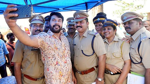 വനത്തിനുള്ളിലെ ​ഗോത്രവർ​ഗ​ഗ്രാമമായ ഇടമലക്കുടിയിൽ സേവനപ്രവർത്തനം നടത്തിയിരുന്ന ജനമൈത്രി പോലീസ് ഉദ്യോ​ഗസ്ഥർക്കൊപ്പം സെൽഫിയെടുക്കുന്ന മമ്മൂട്ടി