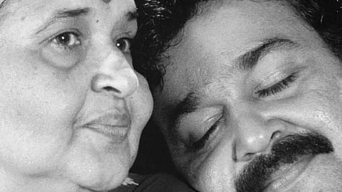 മോഹൻലാലും അമ്മ ശാന്തകുമാരിയും