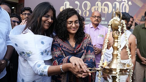 'പ്രഥമ ദൃഷ്ട്യാ കുറ്റക്കാർ' പൂജാചടങ്ങിൽ പാർവതി തിരുവോത്തും ജെബി മേത്തർ എംപിയും ചേർന്ന് ആദ്യ ഭദ്രദീപം കൊളുത്തുന്നു