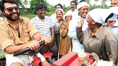 മമ്മൂട്ടി കുമരകം പള്ളിക്കായലിലെ സ്വന്തം പാടശേഖരത്തിൽ ഞാറു നടീലിനെത്തിയപ്പോൾ (ഫയൽഫോട്ടോ)