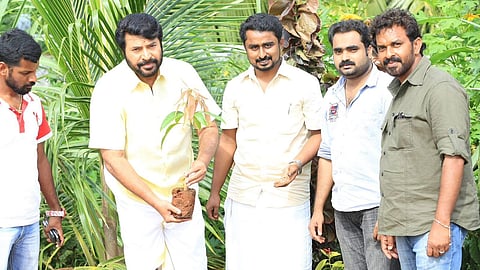 മൈ ട്രീ ചലഞ്ചിന് തുടക്കം കുറിച്ച് പൊള്ളാച്ചിയിൽ മമ്മൂട്ടി ആദ്യ മരം നടുന്നു. മമ്മൂട്ടിയുടെ സഹായി ലാലേഷ്,റോബർട്ട് കുര്യാക്കോസ്,അബ്ദുൾ മനാഫ്,എസ്.ജോർജ് എന്നിവർ സമീപം