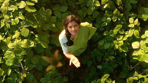 'പൂവ്' പോസ്റ്ററിൽ നിന്ന്