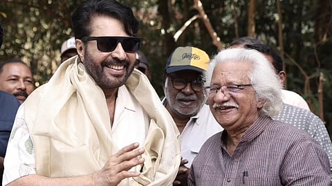 പദ്മഭൂഷൺ ലഭിച്ച മമ്മൂട്ടിക്ക് പദയാത്ര ലൊക്കേഷനിൽ നല്കിയ സ്വീകരണത്തിൽ അടൂർ ​ഗോപാലകൃഷ്ണൻ പൊന്നാടയണിയച്ചപ്പോൾ