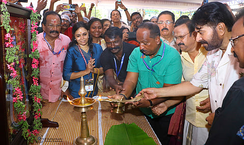 എറണാകുളത്തപ്പൻ ക്ഷേത്രത്തിലെ ഉത്സവത്തിന്റെ ഭാ​ഗമായുള്ള പ്രസാദമൂട്ടിന് തുടക്കം കുറിച്ച് മമ്മൂട്ടി ഭദ്രദീപം കൊളുത്തുന്നു