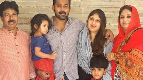 ആസിഫ് അലി ഭാര്യ സമയ്ക്കും കുട്ടികൾക്കും സമയുടെ മാതാപിതാക്കൾക്കുമൊപ്പം