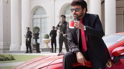 'മ​ന ശ​ങ്ക​ര വ​ര​പ്ര​സാ​ദ് ഗാ​രു'പോസ്റ്റർ