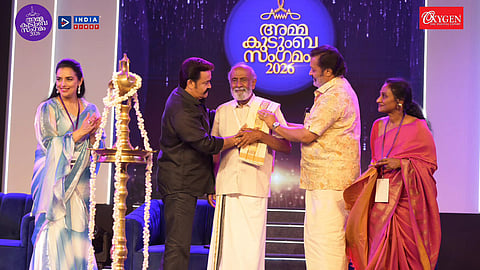 'അമ്മ' കുടുംബസം​ഗമത്തിൽ ടി.ജി.രവിയെ ഓണററിഅം​ഗത്വം നല്കി ആദരിച്ചപ്പോൾ