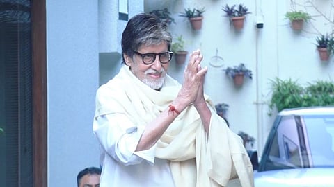 അമിതാഭ് ബച്ചൻ തന്റെ വസതിയായ ജൽസയ്ക്ക് മുന്നിൽ ആരാധകര അഭിവാദ്യം ചെയ്യുന്നു(ഫയൽഫോട്ടോ)