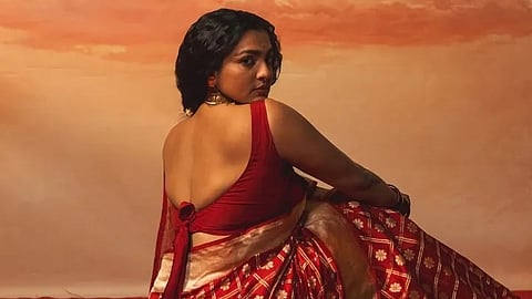 ഫിലിം ഫെയർ അവാർഡ് നിശയിലണിഞ്ഞ ചുവപ്പ്സാരിയിൽ പാർവതി തിരുവോത്ത്