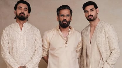 സുനിൽ ഷെട്ടി മകൻ അഹാൻ ഷെട്ടിക്കും മരുമകൻ കെ.എൽ.രാ​ഹുലിനുമൊപ്പം