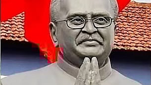 പാലക്കാട് വി.ടി. ഭട്ടതിരിപ്പാട് സാംസ്‌കാരിക സമുച്ചയത്തില്‍ അനാച്ഛാദനം ചെയ്ത എസ്.പി.ബാലസുബ്രഹ്മണ്യത്തിന്റെ പ്രതിമ