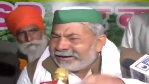 সাংবাদিক সম্মেলনে কাঁদছেন কৃষক নেতা রাকেশ টিকায়েত