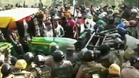 ব্যারিকেডের ওপর দিয়ে ট্রাক্টর চালাচ্ছেন কৃষকরা 