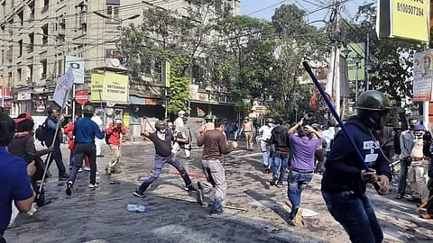 মিছিলে অংশ নেওয়া বাম যুব কর্মীদের লাঠিচার্জ করছে পুলিশ