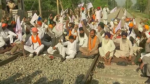 অমৃতসরে চলছে রেল অবরোধ