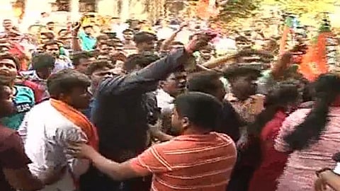 হেস্টিংসে বিজেপি দফতরের সামনে দলীয় কর্মীদের বিক্ষোভ