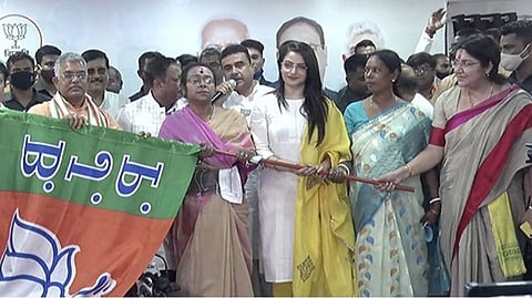 বিজেপিতে যোগ দিলেন সোনালী গুহ, সরলা মুর্মু