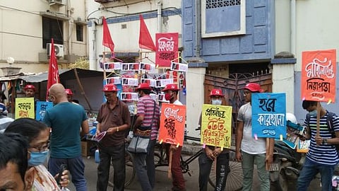 'ও কাকিমা, আসুন, নিয়ে যান দিন বদলের ইস্তেহার', প্রচারগাড়ির আদলে অভিনব প্রচার CPIM কর্মীদের